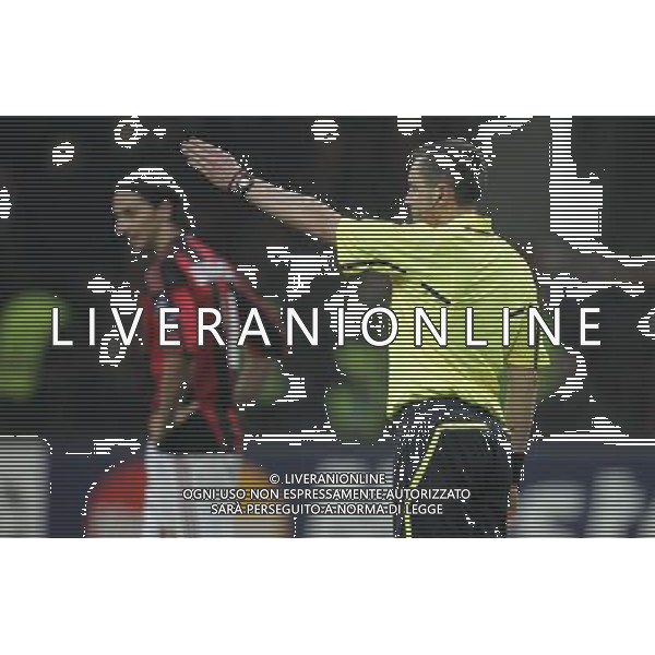 MILAN-TOTTENHAM HOTSPUR 15/02/2011 CHAMPIONS LEAGUE NELLA FOTO arbitro lannoy annulla gol a ibrahimovic FOTO MARCO LUZZANI-AG ALDO LIVERANI 