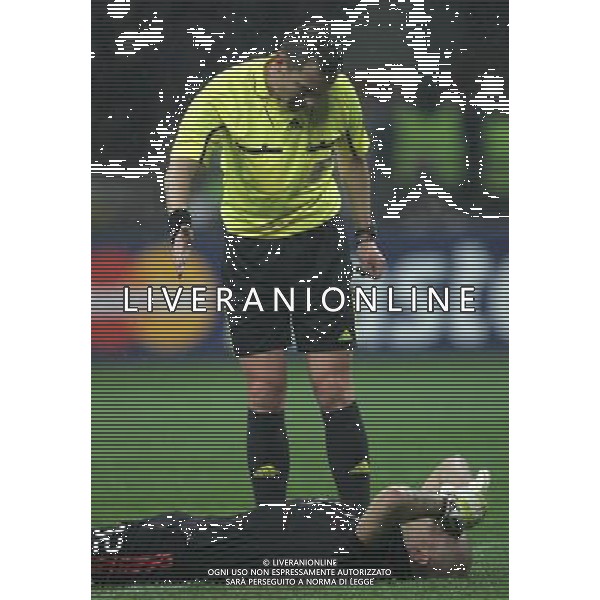 Milano 15-02-2011 Champions League 2010/11 milan-tottenham 0:1 nella foto arbitro stephane lannoy controlla le condizioni di christian abbiati ph marco luzzani/ag aldo liverani s.a.s.
