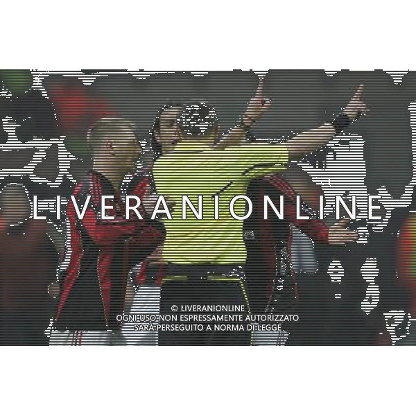 Milano 15-02-2011 Champions League 2010/11 milan-tottenham 0:1 nella foto i giocatori del milan protestano con l\'arbitro stephane lannoy ph marco luzzani/ag aldo liverani s.a.s.