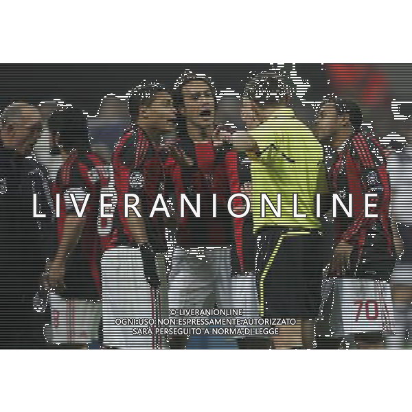 Milano 15-02-2011 Champions League 2010/11 milan-tottenham 0:1 nella foto i giocatori del milan protestano con l\'arbitro stephane lannoy mentre sullo sfondo gennaro gattuso discute con joe jordan ph marco luzzani/ag aldo liverani s.a.s.