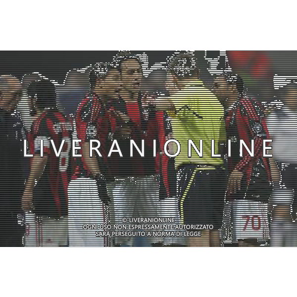 Milano 15-02-2011 Champions League 2010/11 milan-tottenham 0:1 nella foto i giocatori del milan protestano con l\'arbitro stephane lannoy mentre sullo sfondo gennaro gattuso discute con joe jordan ph marco luzzani/ag aldo liverani s.a.s.