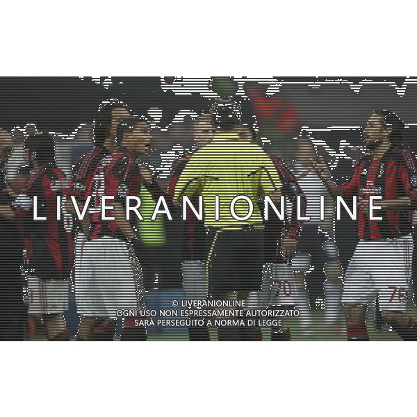 Milano 15-02-2011 Champions League 2010/11 milan-tottenham 0:1 nella foto i giocatori del milan protestano con l\'arbitro stephane lannoy mentre sullo sfondo gennaro gattuso discute con joe jordan ph marco luzzani/ag aldo liverani s.a.s.