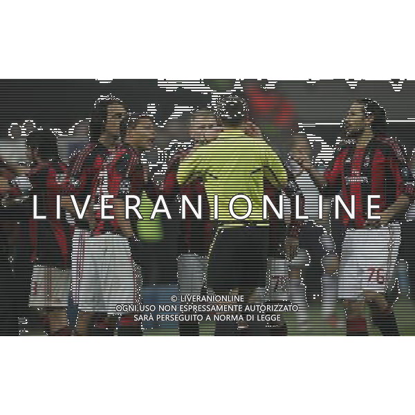 Milano 15-02-2011 Champions League 2010/11 milan-tottenham 0:1 nella foto i giocatori del milan protestano con l\'arbitro stephane lannoy mentre sullo sfondo gennaro gattuso discute con joe jordan ph marco luzzani/ag aldo liverani s.a.s.