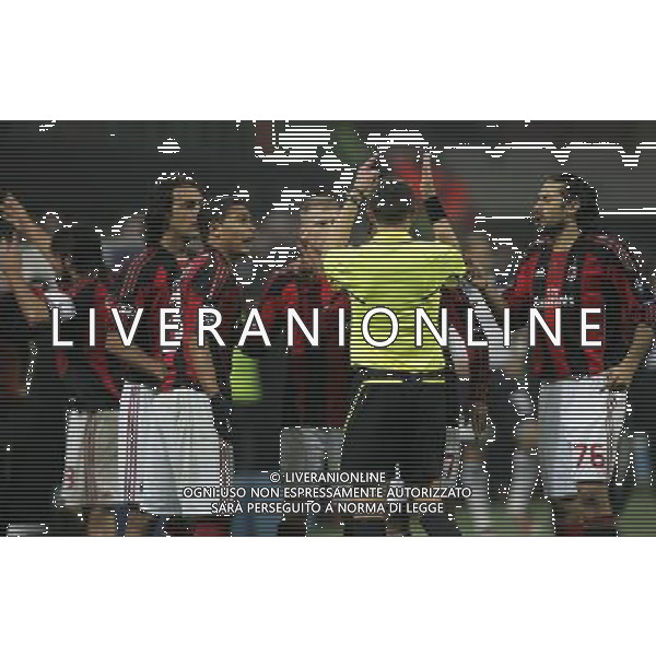 Milano 15-02-2011 Champions League 2010/11 milan-tottenham 0:1 nella foto i giocatori del milan protestano con l\'arbitro stephane lannoy mentre sullo sfondo gennaro gattuso discute con joe jordan ph marco luzzani/ag aldo liverani s.a.s.