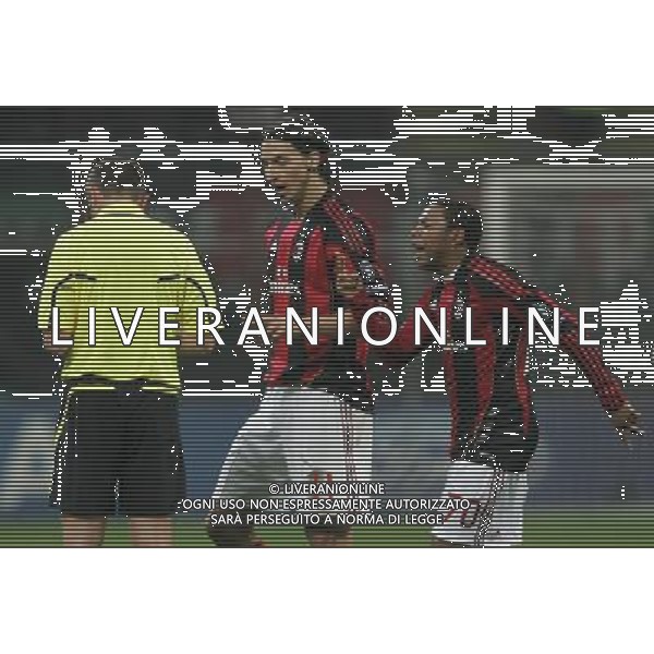 Milano 15-02-2011 Champions League 2010/11 milan-tottenham 0:1 nella foto zlatan ibrahimovic e robinho protestano con l\'arbitro stephane lannoy ph marco luzzani/ag aldo liverani s.a.s.