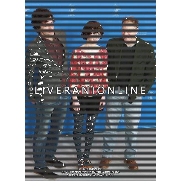 (110216) -- BERLIN, Feb. 16, 2011 () -- Director Miranda July (C) poses with cast members Hamish Linklater (L) and David Warshofsky during the movie \'The Future\' photocall at the 61st Berlin International Film Festival at the Grand Hyatt in Berlin, capital of Germany, Feb. 15, 2011. (/Luo Huanhuan) (msq) AG. ALDO LIVERANI SAS ITALY ONLY