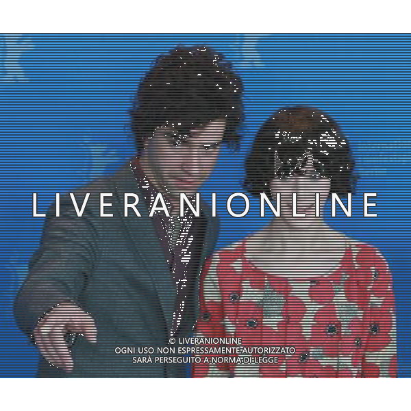 (110216) -- BERLIN, Feb. 16, 2011 () -- Director Miranda July (R) poses with cast member Hamish Linklater during the movie \'The Future\' photocall at the 61st Berlin International Film Festival at the Grand Hyatt in Berlin, capital of Germany, Feb. 15, 2011. (/Luo Huanhuan) (msq) AG. ALDO LIVERANI SAS ITALY ONLY