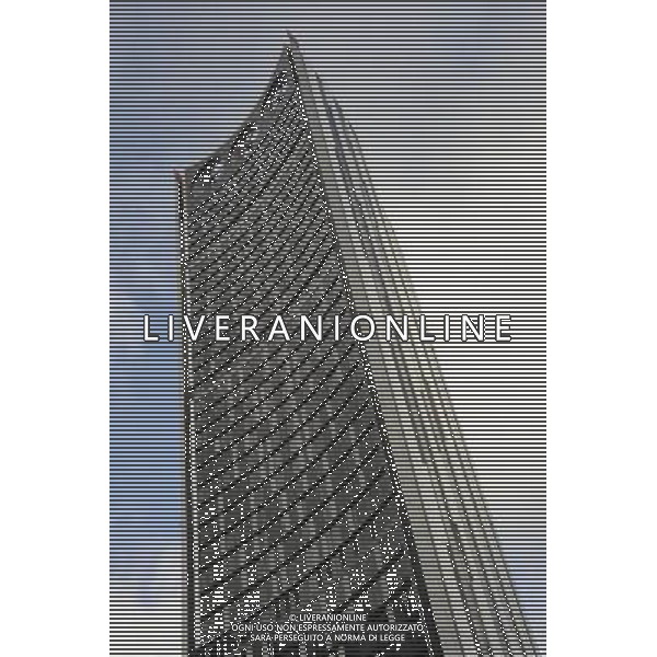 Strata SE1 (also informally known as The Razor[1] is a 148-metre, 43 storey, 408 flat skyscraper at Elephant and Castle in the London Borough of Southwark in London, England. Designed by BFLS (formerly Hamiltons), it is the tallest residential building in London and will be home to more than 1,000 residents. Strata SE1 conosciuto anche come The Razor [1]  un grattacielo alto 148 metri, 43 piani, e sito in Elephant and Castle nel London Borough of Southwark a Londra, Inghilterra. Disegnato da BFLS (ex Hamilton),  il pi alto edificio residenziale di Londra e ospitera\' pi di 1.000 persone . AG. ALDO LIVERANI SAS ITALY ONLY *** Local Caption ***