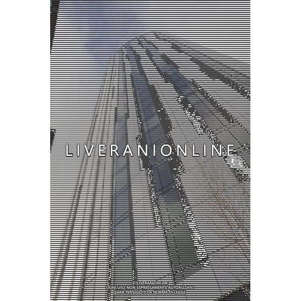 Strata SE1 (also informally known as The Razor[1] is a 148-metre, 43 storey, 408 flat skyscraper at Elephant and Castle in the London Borough of Southwark in London, England. Designed by BFLS (formerly Hamiltons), it is the tallest residential building in London and will be home to more than 1,000 residents. Strata SE1 conosciuto anche come The Razor [1]  un grattacielo alto 148 metri, 43 piani, e sito in Elephant and Castle nel London Borough of Southwark a Londra, Inghilterra. Disegnato da BFLS (ex Hamilton),  il pi alto edificio residenziale di Londra e ospitera\' pi di 1.000 persone . AG. ALDO LIVERANI SAS ITALY ONLY *** Local Caption ***