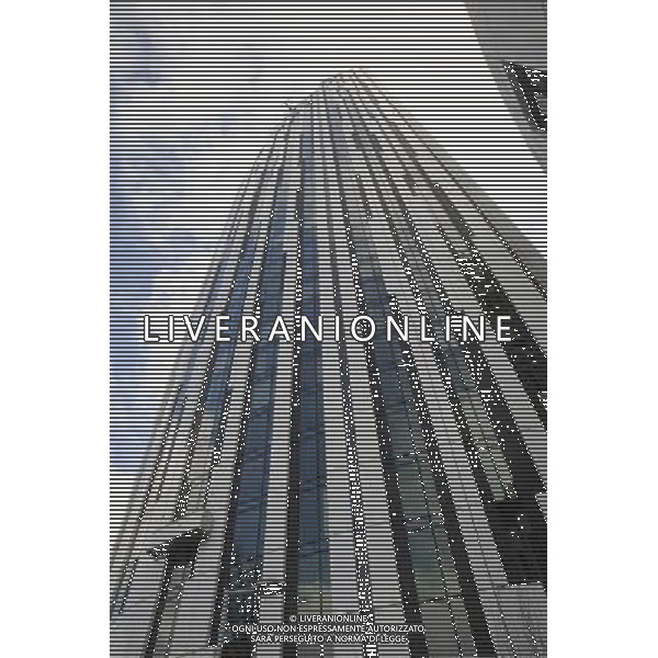 Strata SE1 (also informally known as The Razor[1] is a 148-metre, 43 storey, 408 flat skyscraper at Elephant and Castle in the London Borough of Southwark in London, England. Designed by BFLS (formerly Hamiltons), it is the tallest residential building in London and will be home to more than 1,000 residents. Strata SE1 conosciuto anche come The Razor [1]  un grattacielo alto 148 metri, 43 piani, e sito in Elephant and Castle nel London Borough of Southwark a Londra, Inghilterra. Disegnato da BFLS (ex Hamilton),  il pi alto edificio residenziale di Londra e ospitera\' pi di 1.000 persone . AG. ALDO LIVERANI SAS ITALY ONLY *** Local Caption ***