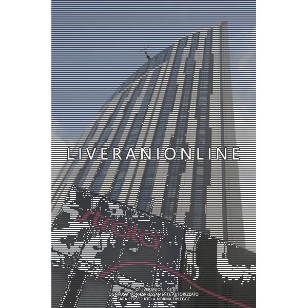 Strata SE1 (also informally known as The Razor[1] is a 148-metre, 43 storey, 408 flat skyscraper at Elephant and Castle in the London Borough of Southwark in London, England. Designed by BFLS (formerly Hamiltons), it is the tallest residential building in London and will be home to more than 1,000 residents. Strata SE1 conosciuto anche come The Razor [1]  un grattacielo alto 148 metri, 43 piani, e sito in Elephant and Castle nel London Borough of Southwark a Londra, Inghilterra. Disegnato da BFLS (ex Hamilton),  il pi alto edificio residenziale di Londra e ospitera\' pi di 1.000 persone . AG. ALDO LIVERANI SAS ITALY ONLY *** Local Caption ***