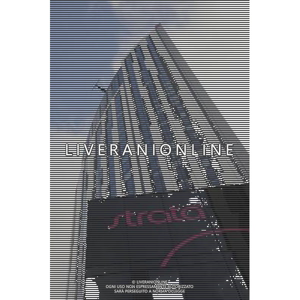 Strata SE1 (also informally known as The Razor[1] is a 148-metre, 43 storey, 408 flat skyscraper at Elephant and Castle in the London Borough of Southwark in London, England. Designed by BFLS (formerly Hamiltons), it is the tallest residential building in London and will be home to more than 1,000 residents. Strata SE1 conosciuto anche come The Razor [1]  un grattacielo alto 148 metri, 43 piani, e sito in Elephant and Castle nel London Borough of Southwark a Londra, Inghilterra. Disegnato da BFLS (ex Hamilton),  il pi alto edificio residenziale di Londra e ospitera\' pi di 1.000 persone . AG. ALDO LIVERANI SAS ITALY ONLY *** Local Caption ***