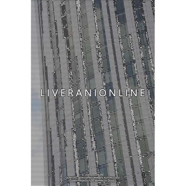 Strata SE1 (also informally known as The Razor[1] is a 148-metre, 43 storey, 408 flat skyscraper at Elephant and Castle in the London Borough of Southwark in London, England. Designed by BFLS (formerly Hamiltons), it is the tallest residential building in London and will be home to more than 1,000 residents. Strata SE1 conosciuto anche come The Razor [1]  un grattacielo alto 148 metri, 43 piani, e sito in Elephant and Castle nel London Borough of Southwark a Londra, Inghilterra. Disegnato da BFLS (ex Hamilton),  il pi alto edificio residenziale di Londra e ospitera\' pi di 1.000 persone . AG. ALDO LIVERANI SAS ITALY ONLY *** Local Caption ***