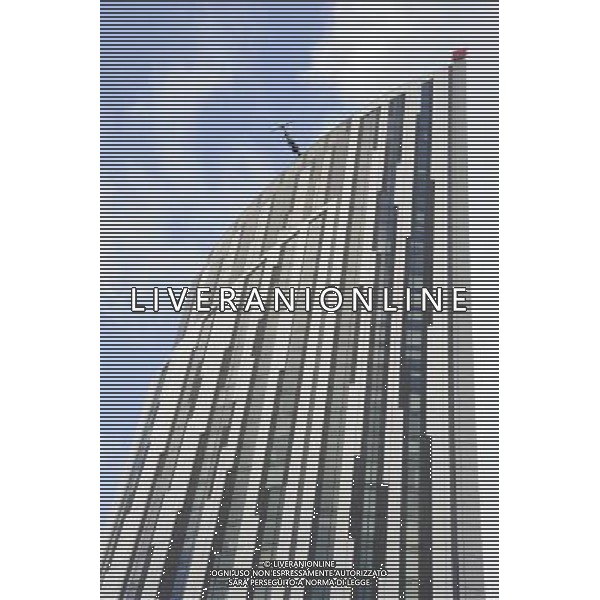 Strata SE1 (also informally known as The Razor[1] is a 148-metre, 43 storey, 408 flat skyscraper at Elephant and Castle in the London Borough of Southwark in London, England. Designed by BFLS (formerly Hamiltons), it is the tallest residential building in London and will be home to more than 1,000 residents. Strata SE1 conosciuto anche come The Razor [1]  un grattacielo alto 148 metri, 43 piani, e sito in Elephant and Castle nel London Borough of Southwark a Londra, Inghilterra. Disegnato da BFLS (ex Hamilton),  il pi alto edificio residenziale di Londra e ospitera\' pi di 1.000 persone . AG. ALDO LIVERANI SAS ITALY ONLY *** Local Caption ***