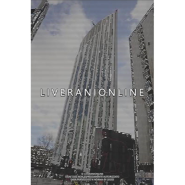 Strata SE1 (also informally known as The Razor[1] is a 148-metre, 43 storey, 408 flat skyscraper at Elephant and Castle in the London Borough of Southwark in London, England. Designed by BFLS (formerly Hamiltons), it is the tallest residential building in London and will be home to more than 1,000 residents. Strata SE1 conosciuto anche come The Razor [1]  un grattacielo alto 148 metri, 43 piani, e sito in Elephant and Castle nel London Borough of Southwark a Londra, Inghilterra. Disegnato da BFLS (ex Hamilton),  il pi alto edificio residenziale di Londra e ospitera\' pi di 1.000 persone . AG. ALDO LIVERANI SAS ITALY ONLY *** Local Caption ***