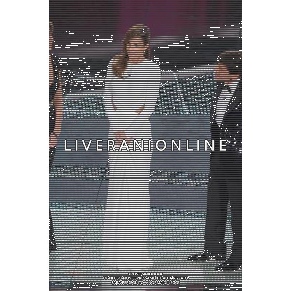 61mo FESTIVAL DELLA CANZONE ITALIANA DI SANREMO 16/02/2011 SECONDA SERATA NELLA FOTO GIANNI MORANDI CON ELISABETTA CANALIS ©GAZZANIGA/AGENZIA ALDO LIVERANI SAS