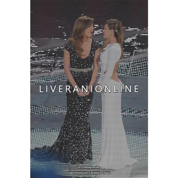 61mo FESTIVAL DELLA CANZONE ITALIANA DI SANREMO 16/02/2011 SECONDA SERATA NELLA FOTO BELEN RODRIGUEZ CON ELISABETTA CANALIS ©GAZZANIGA/AGENZIA ALDO LIVERANI SAS