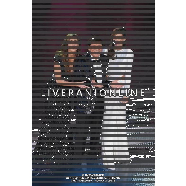 61mo FESTIVAL DELLA CANZONE ITALIANA DI SANREMO 16/02/2011 SECONDA SERATA NELLA FOTO GIANNI MORANDI CON BELEN RODRIGUEZ E ELISABETTA CANALIS ©GAZZANIGA/AGENZIA ALDO LIVERANI SAS