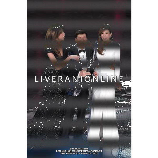 61mo FESTIVAL DELLA CANZONE ITALIANA DI SANREMO 16/02/2011 SECONDA SERATA NELLA FOTO GIANNI MORANDI CON BELEN RODRIGUEZ E ELISABETTA CANALIS ©GAZZANIGA/AGENZIA ALDO LIVERANI SAS