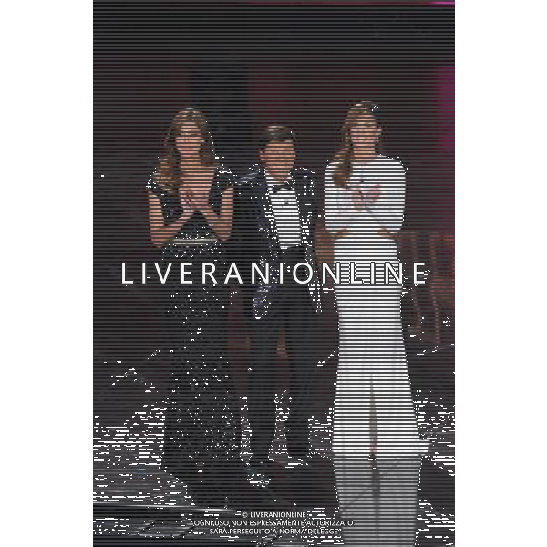 61mo FESTIVAL DELLA CANZONE ITALIANA DI SANREMO 16/02/2011 SECONDA SERATA NELLA FOTO GIANNI MORANDI CON BELEN RODRIGUEZ E ELISABETTA CANALIS ©GAZZANIGA/AGENZIA ALDO LIVERANI SAS