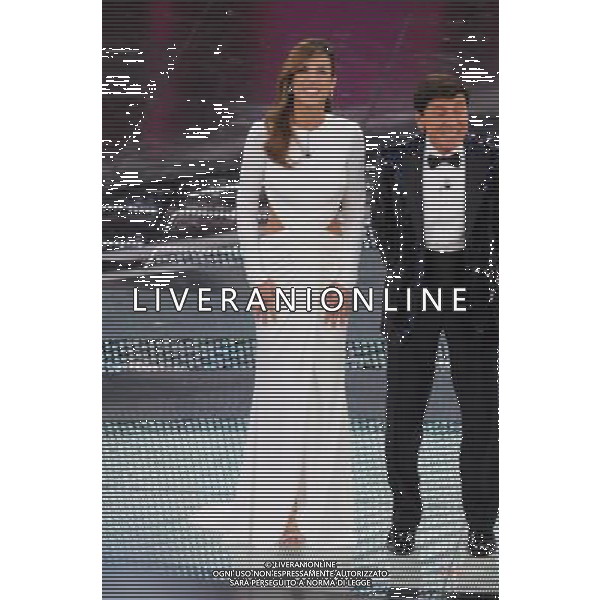 61mo FESTIVAL DELLA CANZONE ITALIANA DI SANREMO 16/02/2011 SECONDA SERATA NELLA FOTO ELISABETTA CANALIS CON GIANNI MORANDI ©GAZZANIGA/AGENZIA ALDO LIVERANI SAS