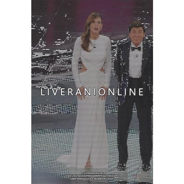 61mo FESTIVAL DELLA CANZONE ITALIANA DI SANREMO 16/02/2011 SECONDA SERATA NELLA FOTO ELISABETTA CANALIS CON GIANNI MORANDI ©GAZZANIGA/AGENZIA ALDO LIVERANI SAS