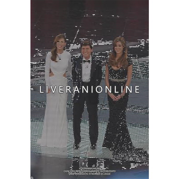 61mo FESTIVAL DELLA CANZONE ITALIANA DI SANREMO 16/02/2011 SECONDA SERATA NELLA FOTO ELISABETTA CANALIS CON GIANNI MORANDI E BELEN RODRIGUEZ ©GAZZANIGA/AGENZIA ALDO LIVERANI SAS