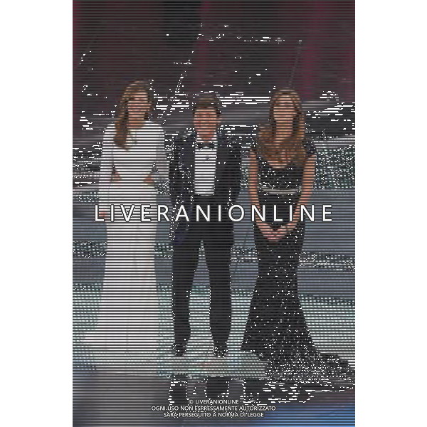 61mo FESTIVAL DELLA CANZONE ITALIANA DI SANREMO 16/02/2011 SECONDA SERATA NELLA FOTO ELISABETTA CANALIS CON GIANNI MORANDI E BELEN RODRIGUEZ ©GAZZANIGA/AGENZIA ALDO LIVERANI SAS
