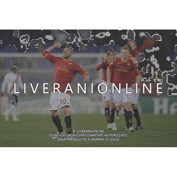 Roma - 16/02/2010 - Stadio Olimpico - Uefa Champions League 2010-2011 - Ottavi di finale andata - Roma vs Shakhtar Donetsk - nella foto: l\'esultanza di simone perrotta © Fabrizio Corradetti - ag.Aldo Liverani sas