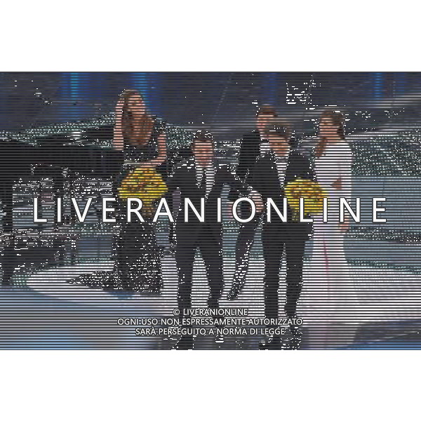 61mo FESTIVAL DELLA CANZONE ITALIANA DI SANREMO 16/02/2011 SECONDA SERATA NELLA FOTO GIANNI MORANDI CON BELEN RODRIGUEZ, LUCA BIZZARRI, ELISABETTA CANALIS, PAOLO KESSISSOGLU ©GAZZANIGA/AGENZIA ALDO LIVERANI SAS