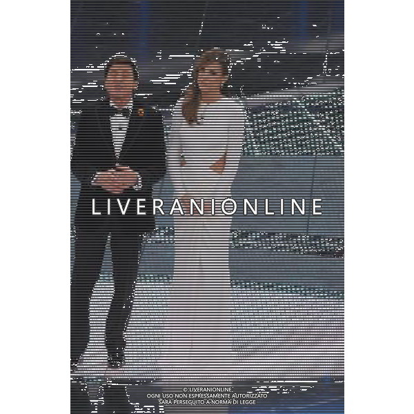 61mo FESTIVAL DELLA CANZONE ITALIANA DI SANREMO 16/02/2011 SECONDA SERATA NELLA FOTO GIANNI MORANDI CON ELISABETTA CANALIS ©GAZZANIGA/AGENZIA ALDO LIVERANI SAS