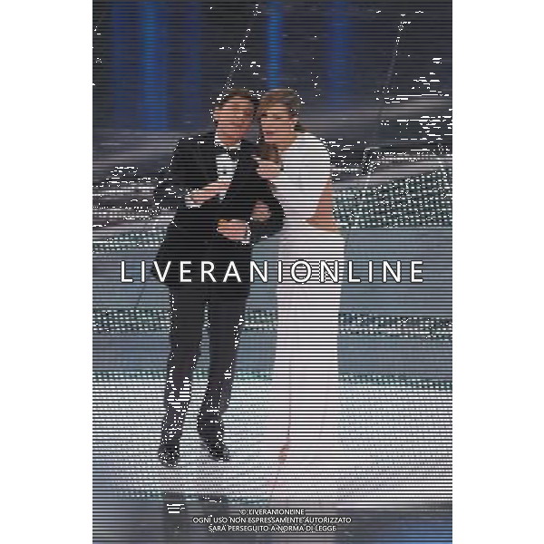 61mo FESTIVAL DELLA CANZONE ITALIANA DI SANREMO 16/02/2011 SECONDA SERATA NELLA FOTO GIANNI MORANDI CON ELISABETTA CANALIS ©GAZZANIGA/AGENZIA ALDO LIVERANI SAS