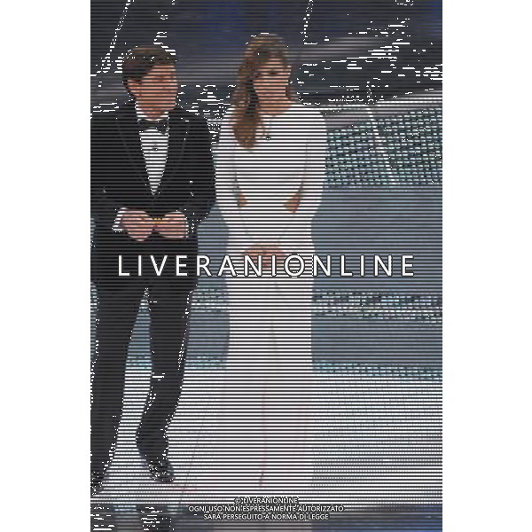 61mo FESTIVAL DELLA CANZONE ITALIANA DI SANREMO 16/02/2011 SECONDA SERATA NELLA FOTO GIANNI MORANDI CON ELISABETTA CANALIS ©GAZZANIGA/AGENZIA ALDO LIVERANI SAS