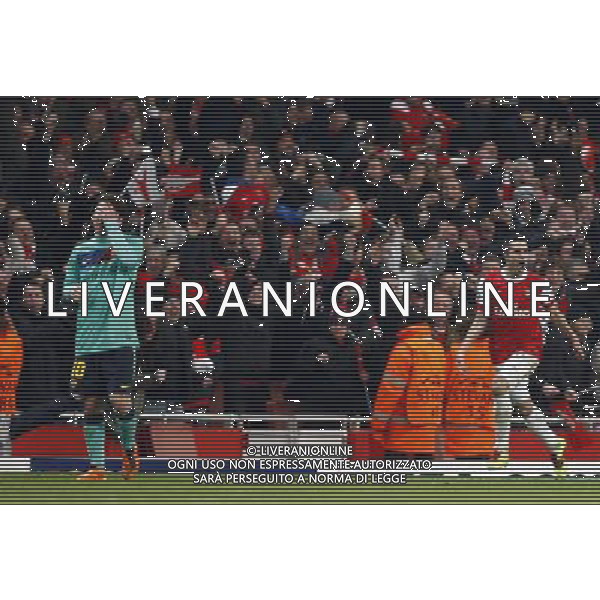 CALCIO SPORT16/02/2011 ; LONDRA ; UK - Arsenal vs Barcelona champions league ottavi di finale nella foto ESULTANZA DI Van Persie DOPO GOL CON LA DELUSIONE DI LIONEL MESSI ©MAXPPP/AG ALDO LIVERANI SAS - ITALY ONLY - 