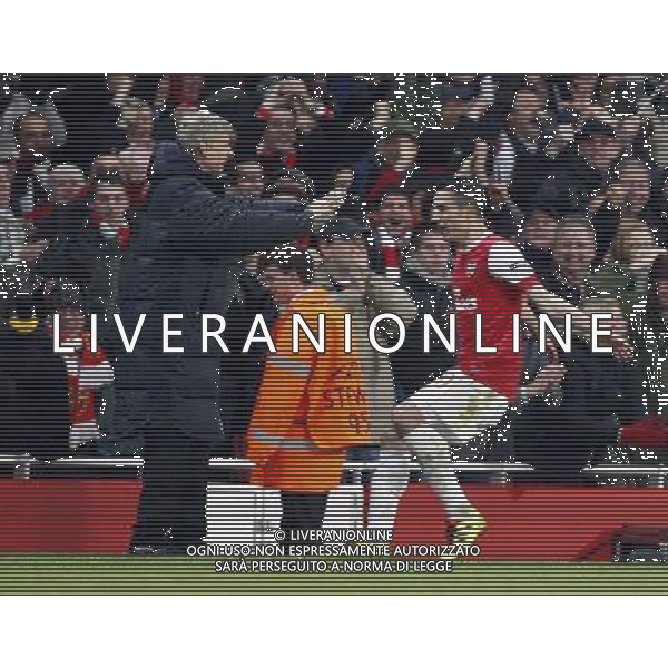 CALCIO SPORT16/02/2011 ; LONDRA ; UK - Arsenal vs Barcelona champions league ottavi di finale nella foto ESULTANZA DI Van Persie DOPO GOL con wenger ©MAXPPP/AG ALDO LIVERANI SAS - ITALY ONLY - 