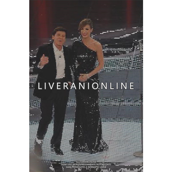 61mo FESTIVAL DELLA CANZONE ITALIANA DI SANREMO 16/02/2011 SECONDA SERATA NELLA FOTO GIANNI MORANDI CON ELISABETTA CANALIS ©GAZZANIGA/AGENZIA ALDO LIVERANI SAS