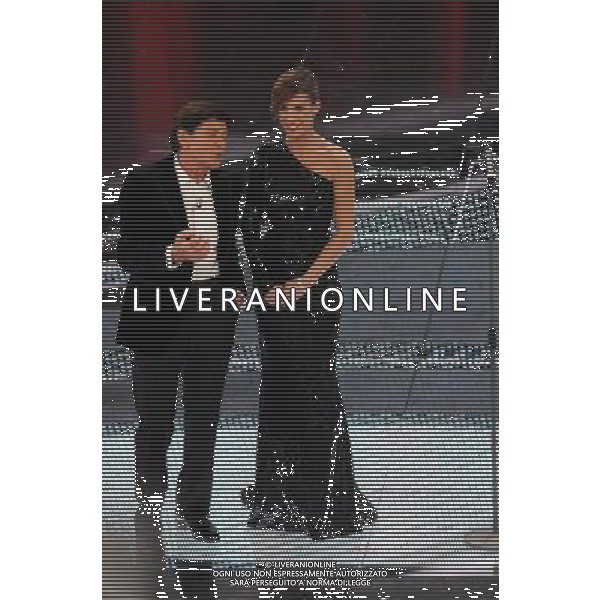 61mo FESTIVAL DELLA CANZONE ITALIANA DI SANREMO 16/02/2011 SECONDA SERATA NELLA FOTO GIANNI MORANDI CON ELISABETTA CANALIS ©GAZZANIGA/AGENZIA ALDO LIVERANI SAS