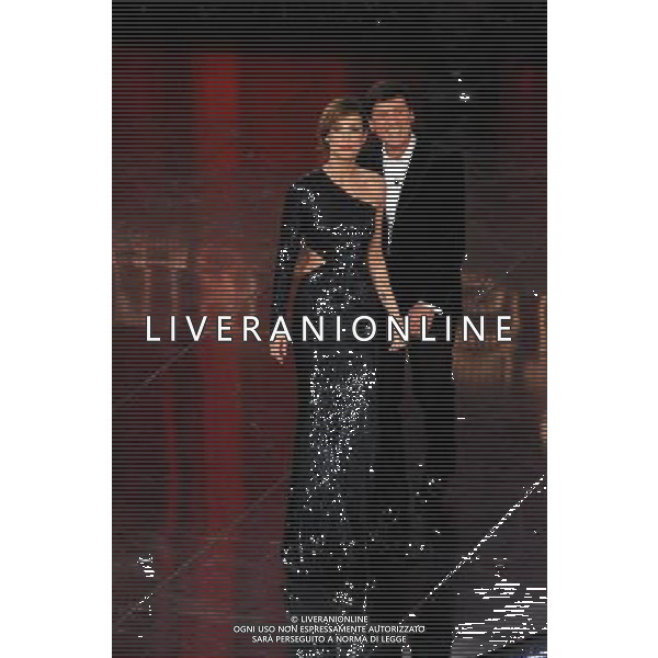 61mo FESTIVAL DELLA CANZONE ITALIANA DI SANREMO 16/02/2011 SECONDA SERATA NELLA FOTO GIANNI MORANDI CON ELISABETTA CANALIS ©GAZZANIGA/AGENZIA ALDO LIVERANI SAS