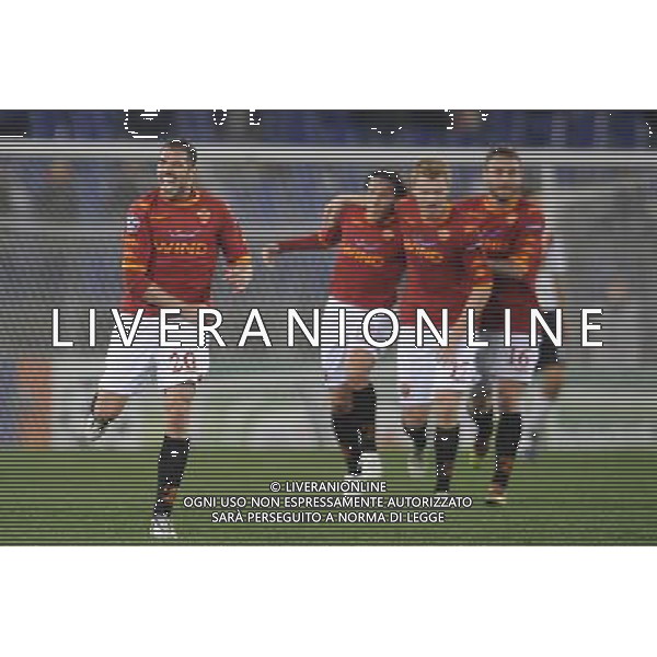 Roma - 16/02/2010 - Stadio Olimpico - Uefa Champions League 2010-2011 - Ottavi di finale andata - Roma vs Shakhtar Donetsk - nella foto: L\'esultanza di Simone Perrotta dopo il gol © Fabrizio Corradetti - ag.Aldo Liverani sas
