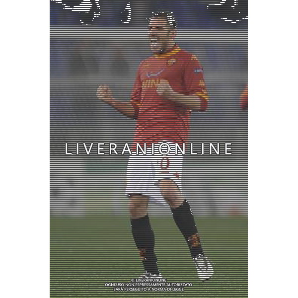 Roma - 16/02/2010 - Stadio Olimpico - Uefa Champions League 2010-2011 - Ottavi di finale andata - Roma vs Shakhtar Donetsk - nella foto: Simone Perrotta © Fabrizio Corradetti - ag.Aldo Liverani sas