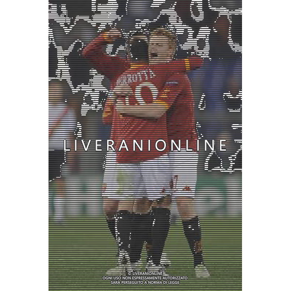 Roma - 16/02/2010 - Stadio Olimpico - Uefa Champions League 2010-2011 - Ottavi di finale andata - Roma vs Shakhtar Donetsk - nella foto: Simone Perrotta festeggiato da John Arne Riise © Fabrizio Corradetti - ag.Aldo Liverani sas