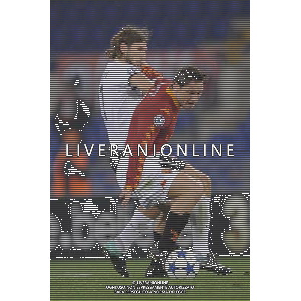 Roma - 16/02/2010 - Stadio Olimpico - Uefa Champions League 2010-2011 - Ottavi di finale andata - Roma vs Shakhtar Donetsk - nella foto: Francesco Totti e Dmytro Chygrynskiy © Fabrizio Corradetti - ag.Aldo Liverani sas
