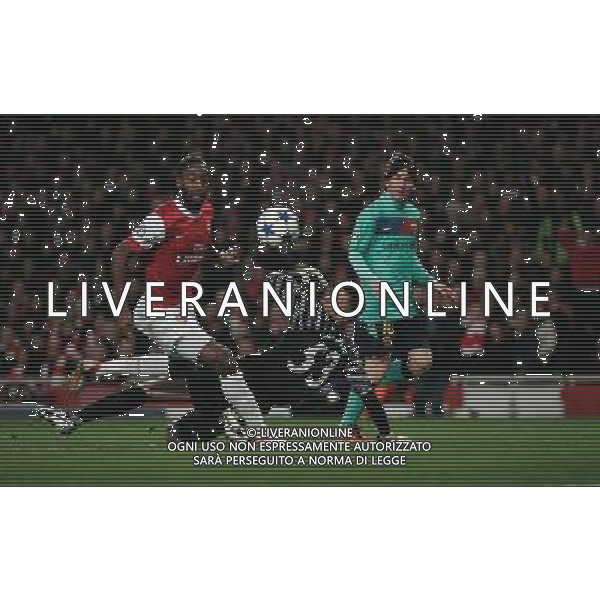  16.02.2011 - LONDON - UEFA CHAMPIONS LEAGUE MATCH - LEG 1 - ARSENAL V BARCELONA - EMIRATES STADIUM - ARSENAL - LONDON NELLA FOTO Arsenal\'s Wojciech Szczesny saves from Barcelona\'s Lionel Messi FOTO MICHAL ZEMANEK/NEWSPIX.PL AG ALDO LIVERANI ONLY ITALY 