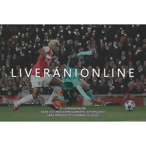  16.02.2011 - LONDON - UEFA CHAMPIONS LEAGUE MATCH - LEG 1 - ARSENAL V BARCELONA - EMIRATES STADIUM - ARSENAL - LONDON NELLA FOTO Barcelona\'s Lionel Messi is fouled by Arsenal\'s Alexandre Song FOTO MICHAL ZEMANEK/NEWSPIX.PL AG ALDO LIVERANI ONLY ITALY 