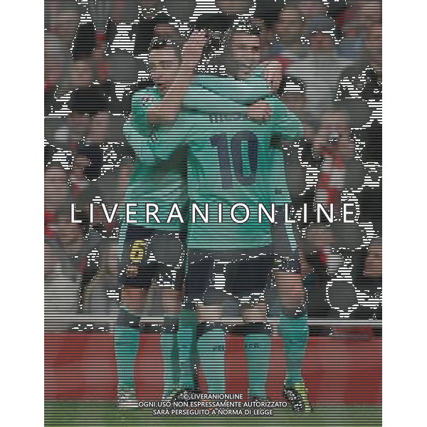  16.02.2011 - LONDON - UEFA CHAMPIONS LEAGUE MATCH - LEG 1 - ARSENAL V BARCELONA - EMIRATES STADIUM - ARSENAL - LONDON NELLA FOTO Barcelona\'s David Villa celebrates scoring the opening goal with team-mate Lionel Messi and Xavi Hern‡ndez FOTO MICHAL ZEMANEK/NEWSPIX.PL AG ALDO LIVERANI ONLY ITALY 