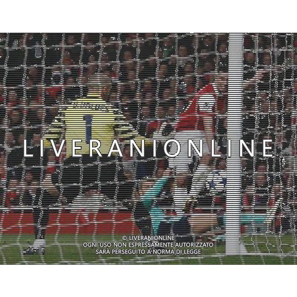  16.02.2011 - LONDON - UEFA CHAMPIONS LEAGUE MATCH - LEG 1 - ARSENAL V BARCELONA - EMIRATES STADIUM - ARSENAL - LONDON NELLA FOTO Arsenal\'s Robin Van Persie scores his sides first goal FOTO MICHAL ZEMANEK/NEWSPIX.PL AG ALDO LIVERANI ONLY ITALY 