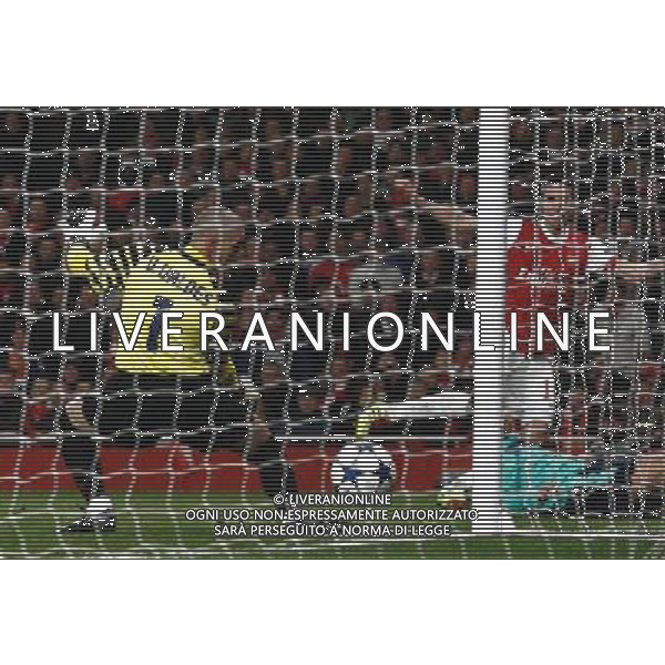  16.02.2011 - LONDON - UEFA CHAMPIONS LEAGUE MATCH - LEG 1 - ARSENAL V BARCELONA - EMIRATES STADIUM - ARSENAL - LONDON NELLA FOTO Arsenal\'s Robin Van Persie scores his sides first goal FOTO MICHAL ZEMANEK/NEWSPIX.PL AG ALDO LIVERANI ONLY ITALY 