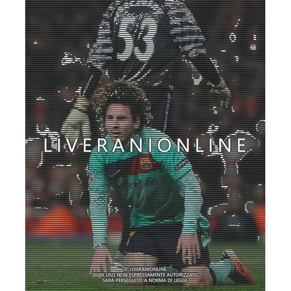  16.02.2011 - LONDON - UEFA CHAMPIONS LEAGUE MATCH - LEG 1 - ARSENAL V BARCELONA - EMIRATES STADIUM - ARSENAL - LONDON NELLA FOTO Barcelona\'s Lionel Messi is stop again by Arsenal\'s Wojciech Szczesny FOTO MICHAL ZEMANEK/NEWSPIX.PL AG ALDO LIVERANI ONLY ITALY 