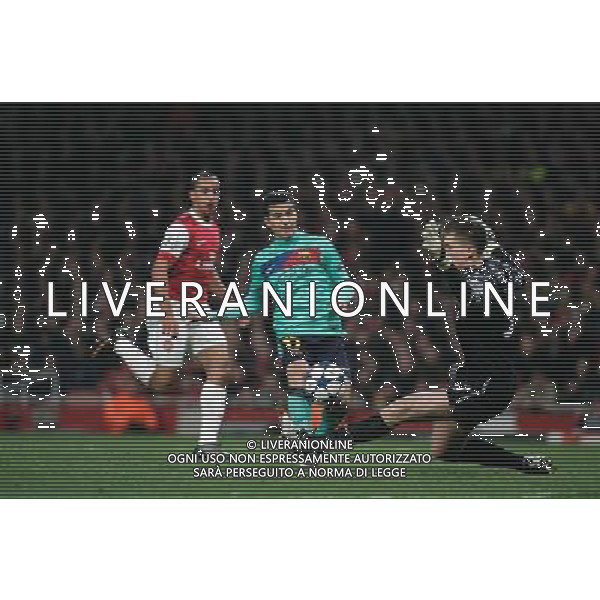  16.02.2011 - LONDON - UEFA CHAMPIONS LEAGUE MATCH - LEG 1 - ARSENAL V BARCELONA - EMIRATES STADIUM - ARSENAL - LONDON NELLA FOTO Arsenal\'s Wojciech Szczesny saves from Barcelona\'s Pedro Rodr’guez FOTO MICHAL ZEMANEK/NEWSPIX.PL AG ALDO LIVERANI ONLY ITALY 