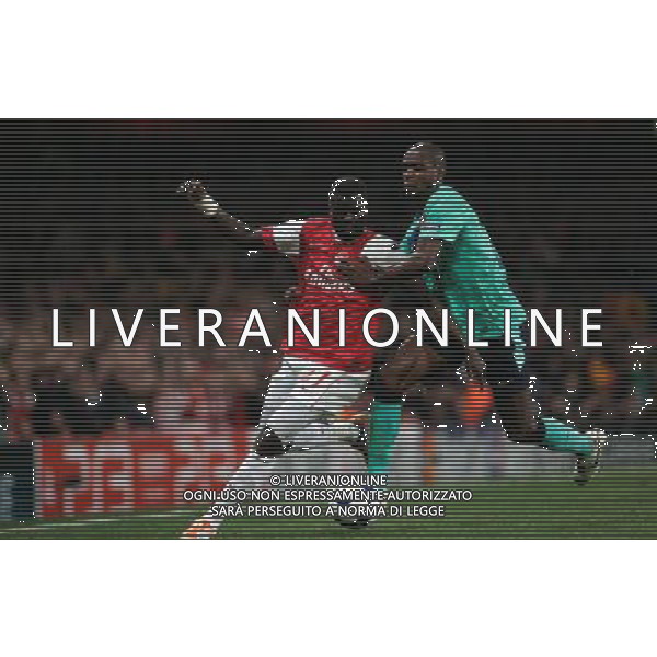  16.02.2011 - LONDON - UEFA CHAMPIONS LEAGUE MATCH - LEG 1 - ARSENAL V BARCELONA - EMIRATES STADIUM - ARSENAL - LONDON NELLA FOTO Arsenal\'s Emmanuel Eboue battles with Barcelona\'s Éric Abidal FOTO MICHAL ZEMANEK/NEWSPIX.PL AG ALDO LIVERANI ONLY ITALY 